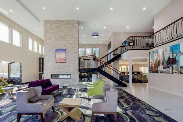 La Quinta Inn & Suites by Wyndham Hayward Oakland Airport image 1