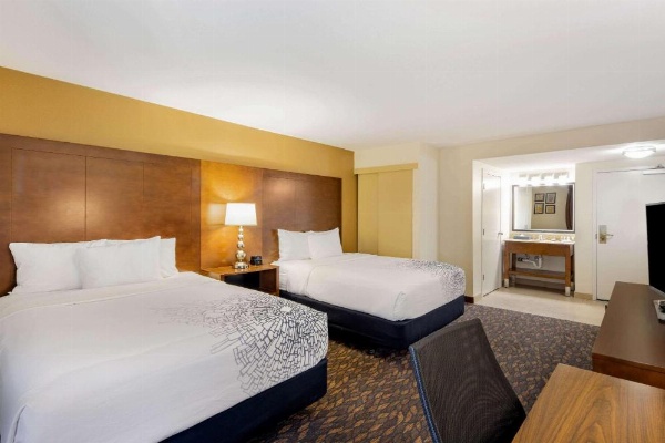 La Quinta Inn & Suites by Wyndham Hayward Oakland Airport image 11