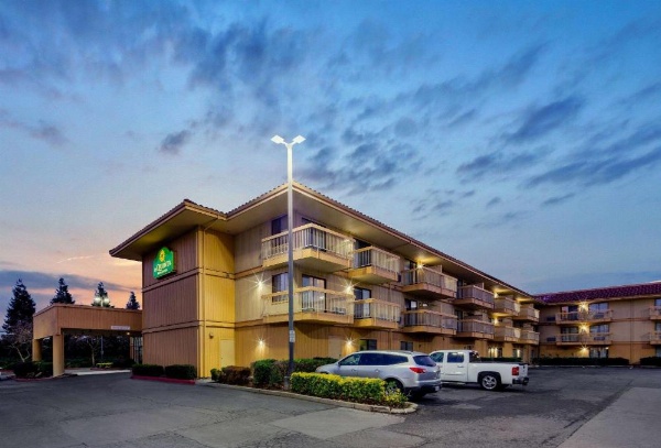 La Quinta Inn & Suites by Wyndham Hayward Oakland Airport image 14