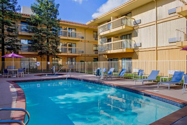 La Quinta Inn & Suites by Wyndham Hayward Oakland Airport image 17