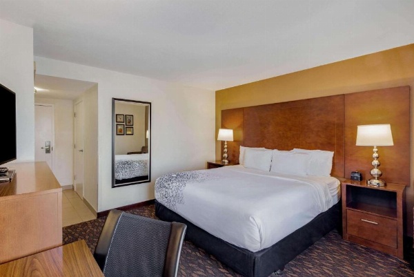 La Quinta Inn & Suites by Wyndham Hayward Oakland Airport image 21