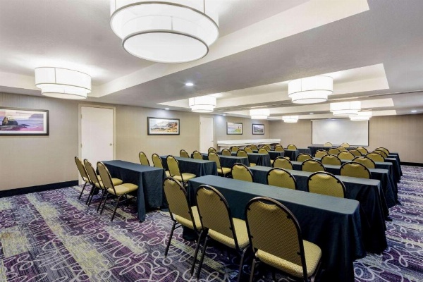 La Quinta Inn & Suites by Wyndham Hayward Oakland Airport image 26
